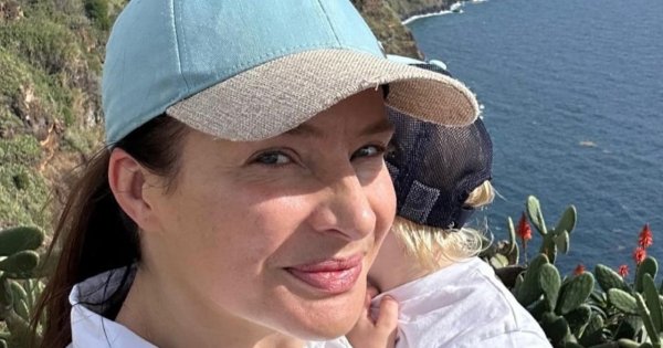 Anna Dereszowska w kusym stroju kąpielowym zapozowała z trzyletnim synem. Chłopiec rośnie jak na drożdżach