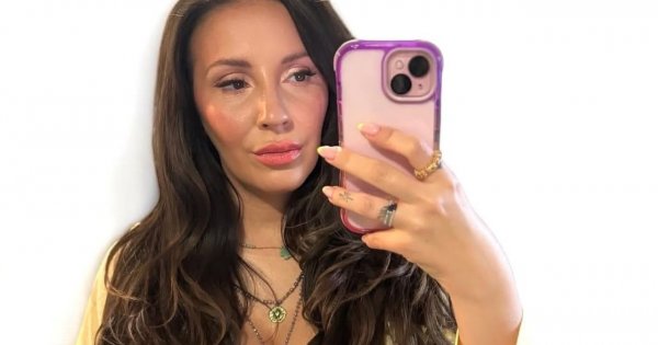 Dominika Serowska eksponuje ogromny przód w malutkim staniku. "Każda laska z naturalnie dużym, wie, co mam na myśli"