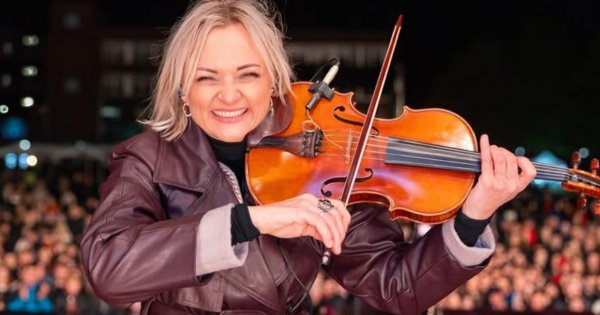 Edyta Golec rozpaliła fanów w sukience z rozporkiem niemal do pępka i w niebotycznie wysokich butach