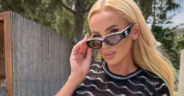 Izabela Macudzińska z ogromnie powiększonym przodem w mikroskopijnym odzieniu. Kusi fanów, wylegując się nad basenem