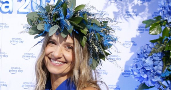 Koroniewska jak rusałka zachwyciła w kwietnym wianku. Korzystając z okazji, odkryła plecy bez fałdek i wyeksponowała nogi do nieba