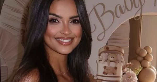 Klaudia El Dursi wyeksponowała ciążowe krągłości w obcisłej kiecce z ogromnym dekoltem. Tak wyglądał jej baby shower