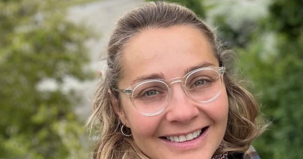 Małgorzata Socha wskoczyła w komplecik z dekoltem do pępka. A pod spód zapomniała założyć stanika