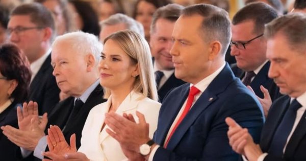 Marta od Karola zagrała nóżką w białej kiecce. Odsłoniła nogi do nieba w kusej kreacji
