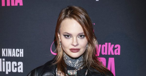 Ponętna Monika Miller wystawiła wytatuowaną nogę. Oczarowała nas jej nonszalancja