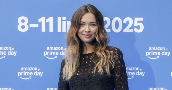 Sandra Kubicka wskoczyła w tak odważny komplecik, że aż widać, co ma pod spodem. Piękna, subtelna i taka kobieca
