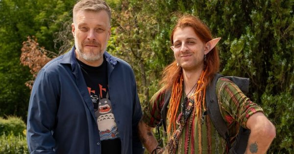 Wysoki Adrian zrobił sobie zdjęcie z elfem. Fotka w 5 sekund stała się hitem sieci