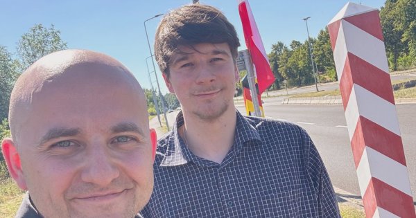 Dariusz i Daniel pokazali selfie z granic kraju. Antyfan im tak dosolił, że nie ma co zbierać