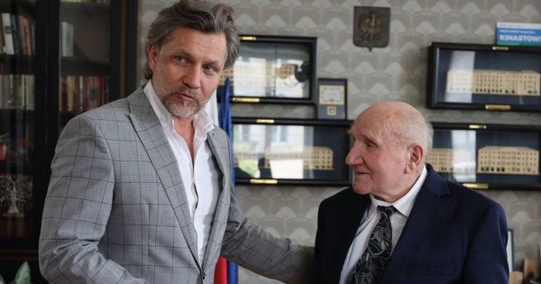Najstarszy maturzysta w Polsce znowu nie zdał matury. Mimo to odebrał świadectwo dojrzałości [wideo]