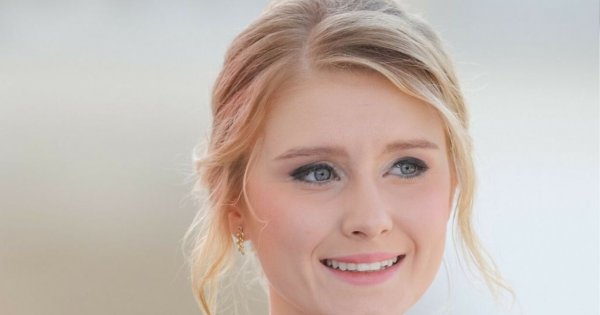 Oficjalne zdjęcie Kingi Dudy w ślubnej stylizacji. Przed ołtarzem wyglądała spektakularnie
