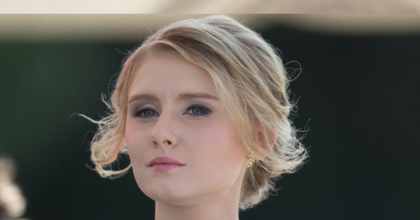 Kinga Duda rozpaliła zmysły w ślubnej kreacji. Ekspert: "Stylizacja godna królewskiego dworu"