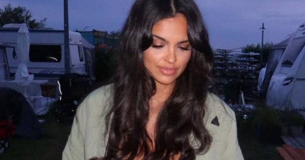Klaudia El Dursi po terminie porodu wybrała się nad morze. Smaży się na słońcu i eksponuje wdzięki. "Być może odważnie"