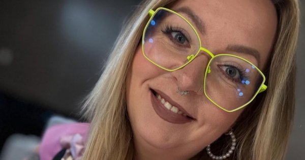 Mama na obrotach coraz odważniej eksponuje odmienioną sylwetkę w kusych kreacjach. Zrzuciła już 35 kilosów