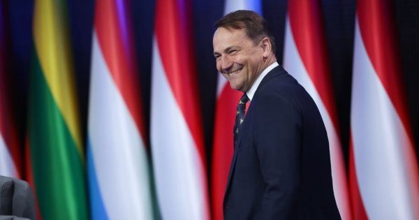 Sikorski nie wytrzymał: uderza w teorie znanego księdza. "Powinien stracić tytuł profesora"