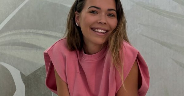 Sandra Kubicka w odważnym i mocno wyciętym stroju siedzi po turecku. Zarzuciła też chustę na głowę. Ktoś pisze: "Babuleńka"