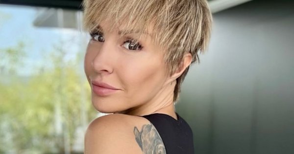 Blanka Lipińska wraz z koleżanką pluskają się topless w basenie. Paweł Baryła bez ogródek: "One nie są normalne"