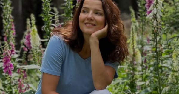 40-letnia Joanna Jabłczyńska wypięła brzuch w skąpym stroju. Fani nie wierzą w jeden szczegół: "To niemożliwe" [wideo]