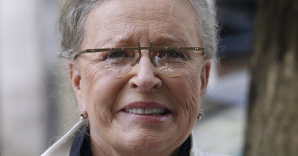 Roześmiana i szykowna Krystyna Janda przed studiem TVN. W tej fryzurze ledwo ją poznaliśmy