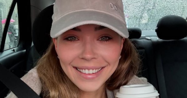 Sandra Kubicka zapozowała tak, jak ją natura stworzyła. Wyeksponowała sylwetkę w pełnej krasie