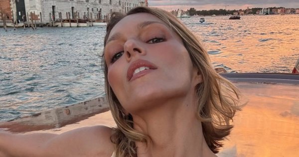 Anja Rubik topless na nadmorskich skałach. Ten jeden graficzny szczegół na kadrach zmienia wszystko [zdjęcie]