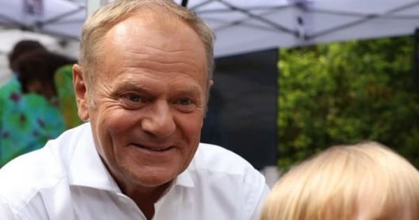 Archiwalne zdjęcie z domu Donalda Tuska obiegło internet. Fani poruszeni "Przystojniaczek"