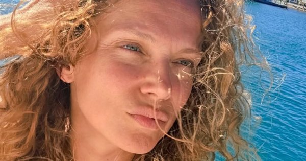 47-letnia Joanna Liszowska zachwyca na wakacjach. Głęboki dekolt w pełnej krasie wyeksponował jej atuty