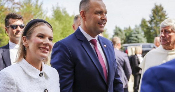 Marta Nawrocka zagrała nóżką w sanktuarium w USA. Wysokie obcasy podkreśliły jej sylwetkę