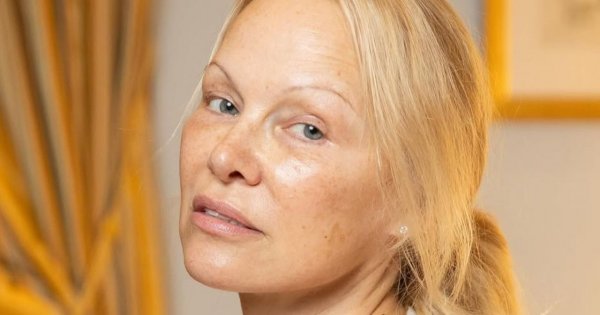 Koniec ery blondu. Pamela Anderson jest teraz ruda. Tak teraz wygląda ikona lat 90.