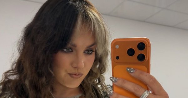 Ewa Farna w kusej mini eksponuje wdzięki na scenie. Obiecała, że "nie będzie lipy". Słowa dotrzymała? [wideo]