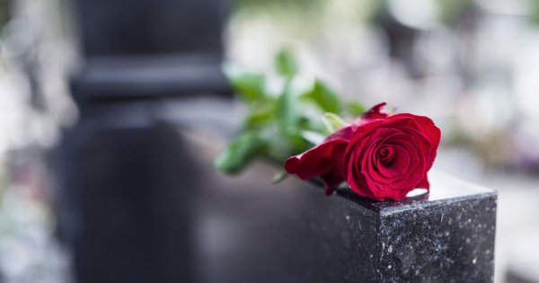 Ksiądz Janusz Chyła odradza kupowanie zniczy z symbolami religijnymi na Wszystkich Świętych