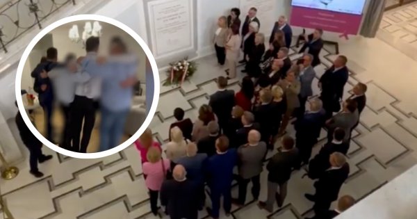 Posłowie PiS odśpiewali w Sejmie "Barkę" w rocznicę wyboru Jana Pawła II, internauci porównują to do Łukasza Mejzy