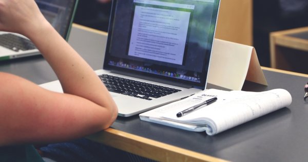 13-latek podczas lekcji zapytał o to AI. Chwilę później do jego szkoły weszli uzbrojeni funkcjonariusze