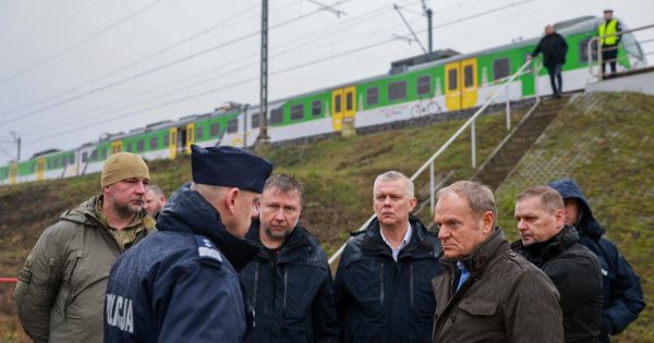Wojna dotarła do Polski. Tusk po wybuchu na torach: "To bezprecedensowy akt dywersji"