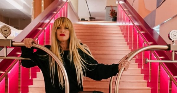 Liszowska w skórzanych kozaczkach kusi w hotelowym holu. Sceny jak ze świerszczyka [dużo zdjęć]