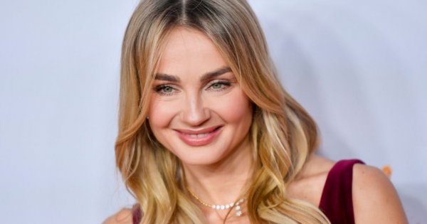 Małgorzata Socha z dekoltem do pępka prężyła się w kusej kreacji. Mało brakowało, a coś by jej wyskoczyło