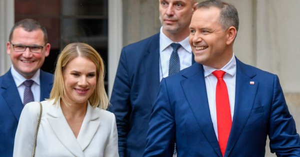 Marta Nawrocka już tak nie wygląda. Pierwsza Dama zmieniła kolor włosów i przeszła spektakularną metamorfozę