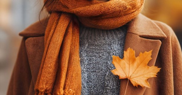 Moda damska jesień–zima 2025: elegancja w naturalnych tonach