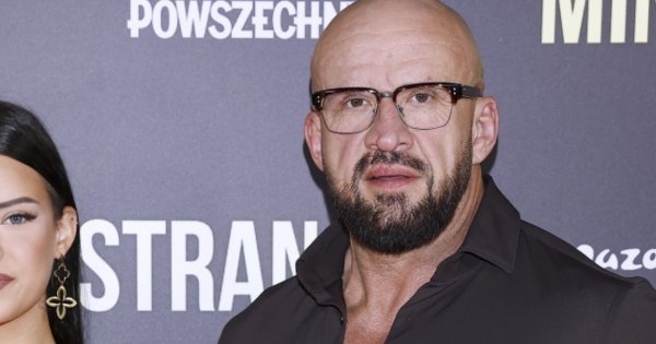 Tomasz Oświeciński z niepełnoletnią córką na ściance. Nie do wiary, ile ona ma lat!