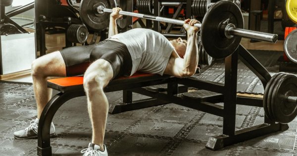 7 najlepszych ćwiczeń na ławce treningowej – przewodnik