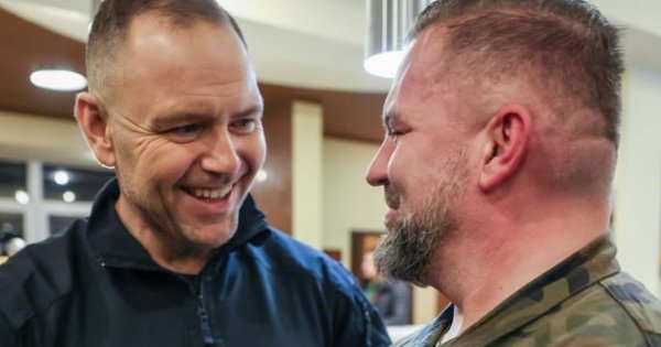 Karol Nawrocki powitał wojsko w Rzeszowie w spodniach trekkingowych, bluzie, kurtce bomberce i czapce z daszkiem
