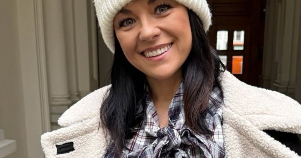 Kasia Cichopek wbiła się w obcisły kombinezon i zagrała zimie na nosie. Ten krój robi figurę modelki i nogi do nieba