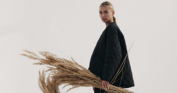 Kurtka oversize. Jak ją nosić?