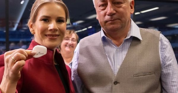 Marta Nawrocka w bordowym garniturze na kiermaszu charytatywnym SHOM na PGE Narodowym