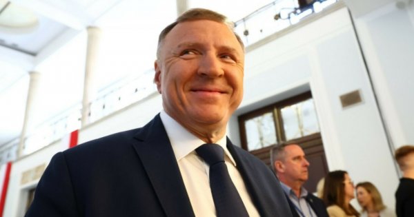 Praca do 22:35 i TAKI hajs na koncie. Nie uwierzycie, co Kurski naprawdę robi w Brukseli
