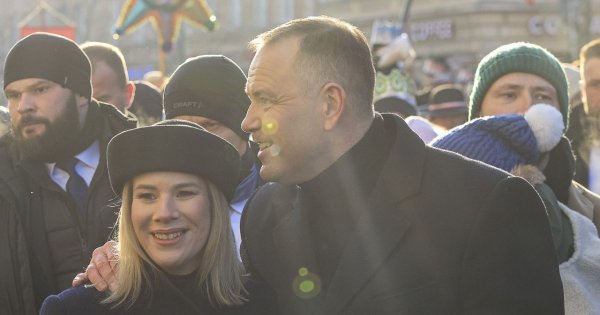 Marta Nawrocka na Orszaku Trzech Króli w Warszawie w granatowym płaszczu i toczku, u boku prezydenta Karola Nawrockiego