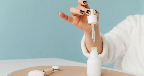 Serum pod oczy: jak wybrać i stosować krok po kroku