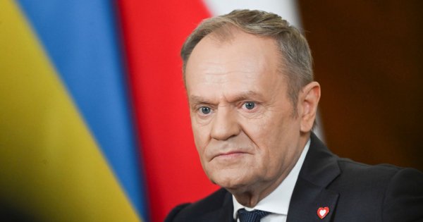 Nagrali Donalda Tuska w gęstym tłumie. Internauci pełni uznania dla gestu premiera wobec małego chłopca [wideo]