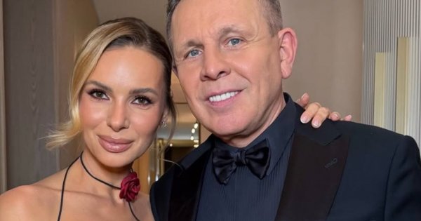 Izabela Janachowska w burgundowej satynie świętowała walentynki. Koronkowa maska to tylko początek. "Noc, którą będziemy pamiętać długo" [zdjęcie]