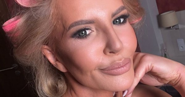 Joanna Racewicz bez podtrzymującego elementu garderoby zaprezentowała się w kreacji z dekoltem do pępka. Rakieta? [zdjęcia]