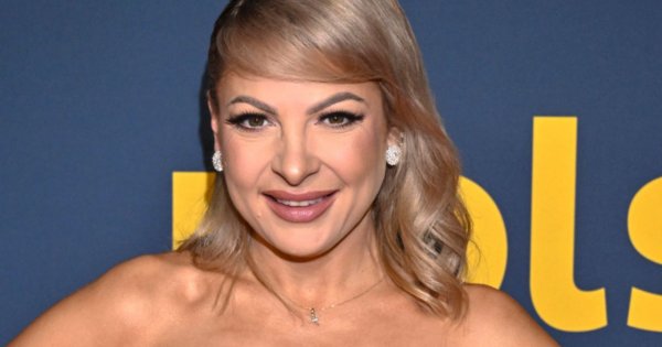 Magdalena Narożna w ultrakusej mini skradła show na ramówce Polsatu. Odsłoniła nogi i dekolt, a u boku... wierny partner [zdjęcia]